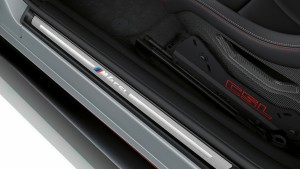 Специфічні написи «CSL» і накладки на пороги, обгорнуті плівкою.
