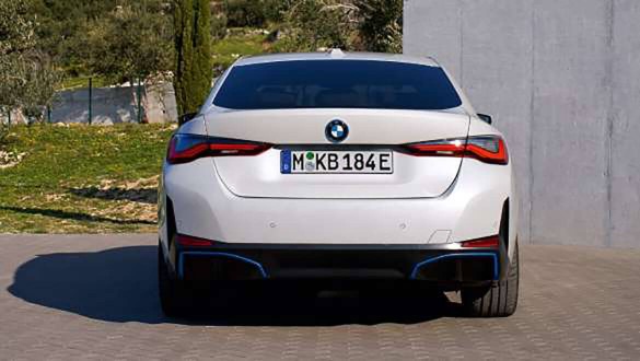 Вид задньої частини авто.