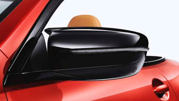 Чорні глянцеві дзеркала заднього виду.