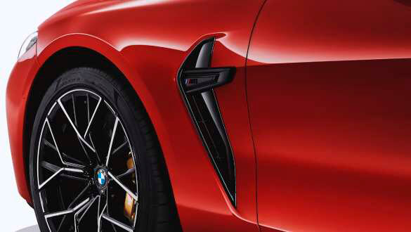 Бічні накладки М в передніх крилах у чорному глянсовому кольорі.