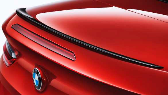 Задній спойлер М у чорному глянцевому кольорі.