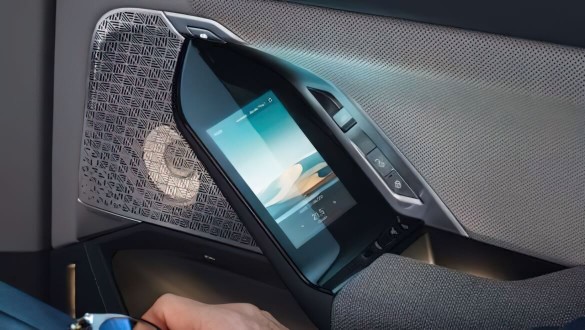 Задні двері з інтегрованими сенсорними екранами.