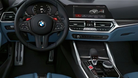 Панель керування на центральній консолі.