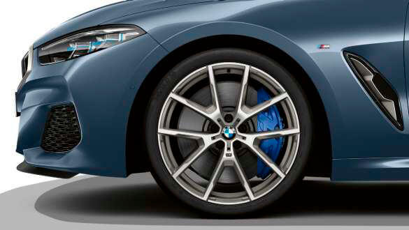 20-дюймові легкосплавні диски.