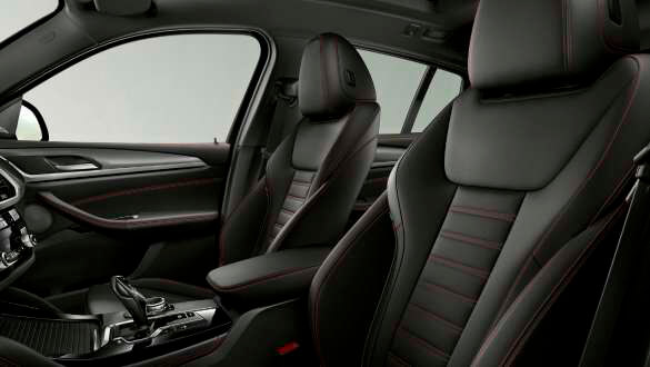 Спортивні сидіння для водія та переднього пасажира.