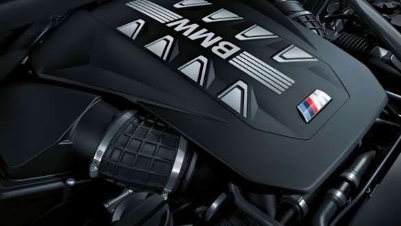 Високопродуктивний 8-циліндровий V-подібний бензиновий двигун M TwinPower Turbo.