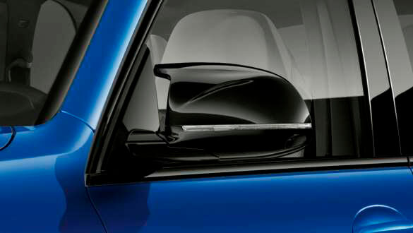 Кришки дзеркал в дзеркальному чорному кольорі.