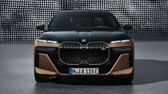 Радіаторна решітка з контурною підсвіткою Iconic Glow.