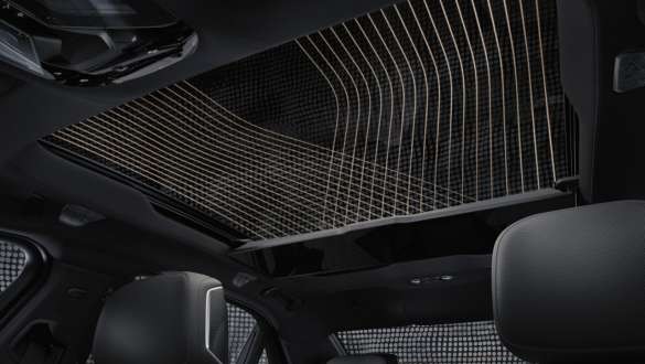 Прозорий панорамний дах Sky Lounge.