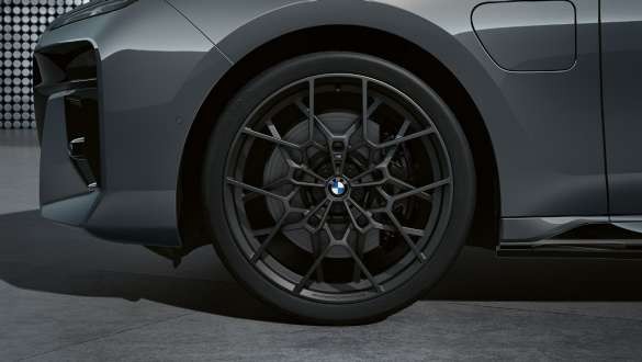 Ковані колісні 22-дюймові диски M Performance Cross-spoke 912 M у відтінку Frozen Gunmetal Grey, у комбінації з літніми шинами.