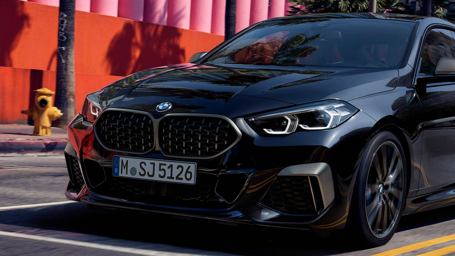 ЗАЛИШАЄ ПРИГОЛОМШЛИВЕ ВРАЖЕННЯ.