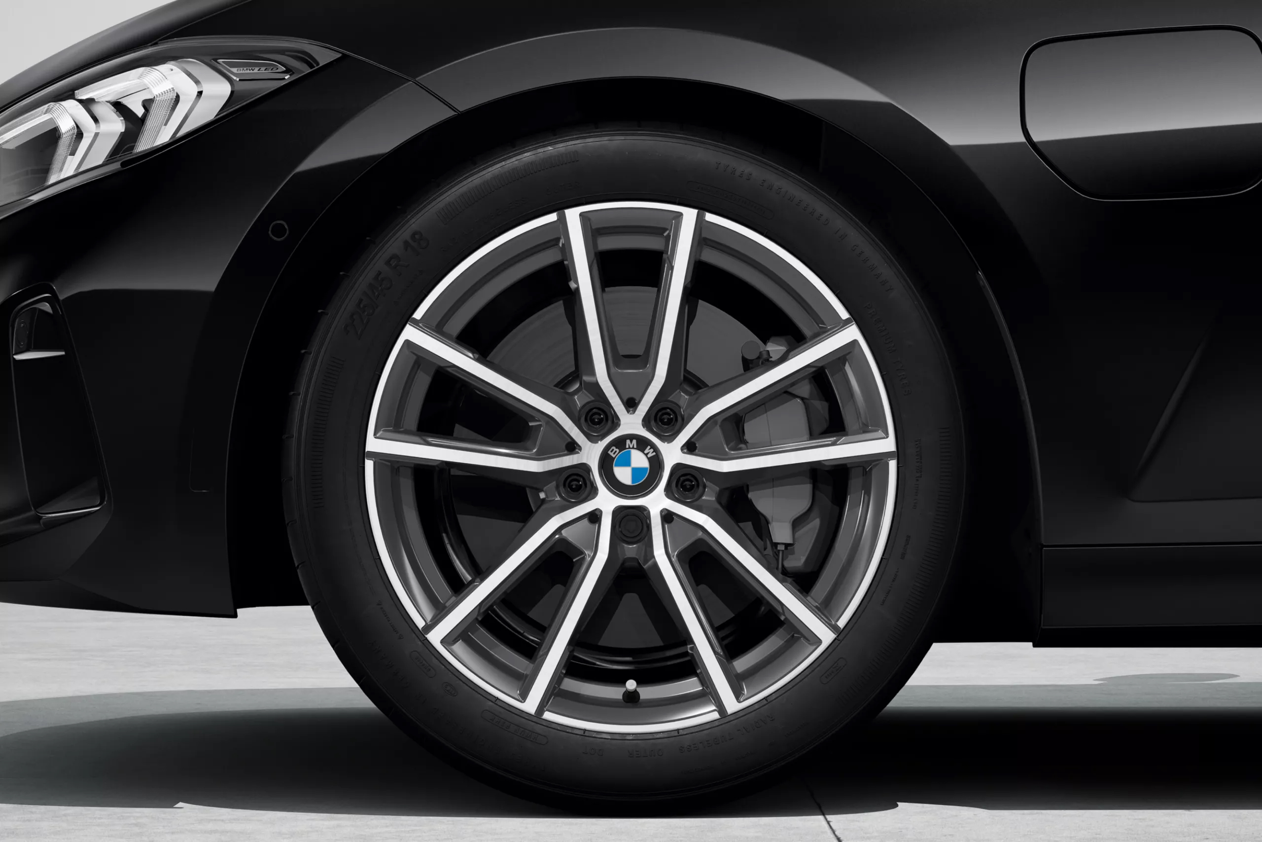 Виблискує сірим.