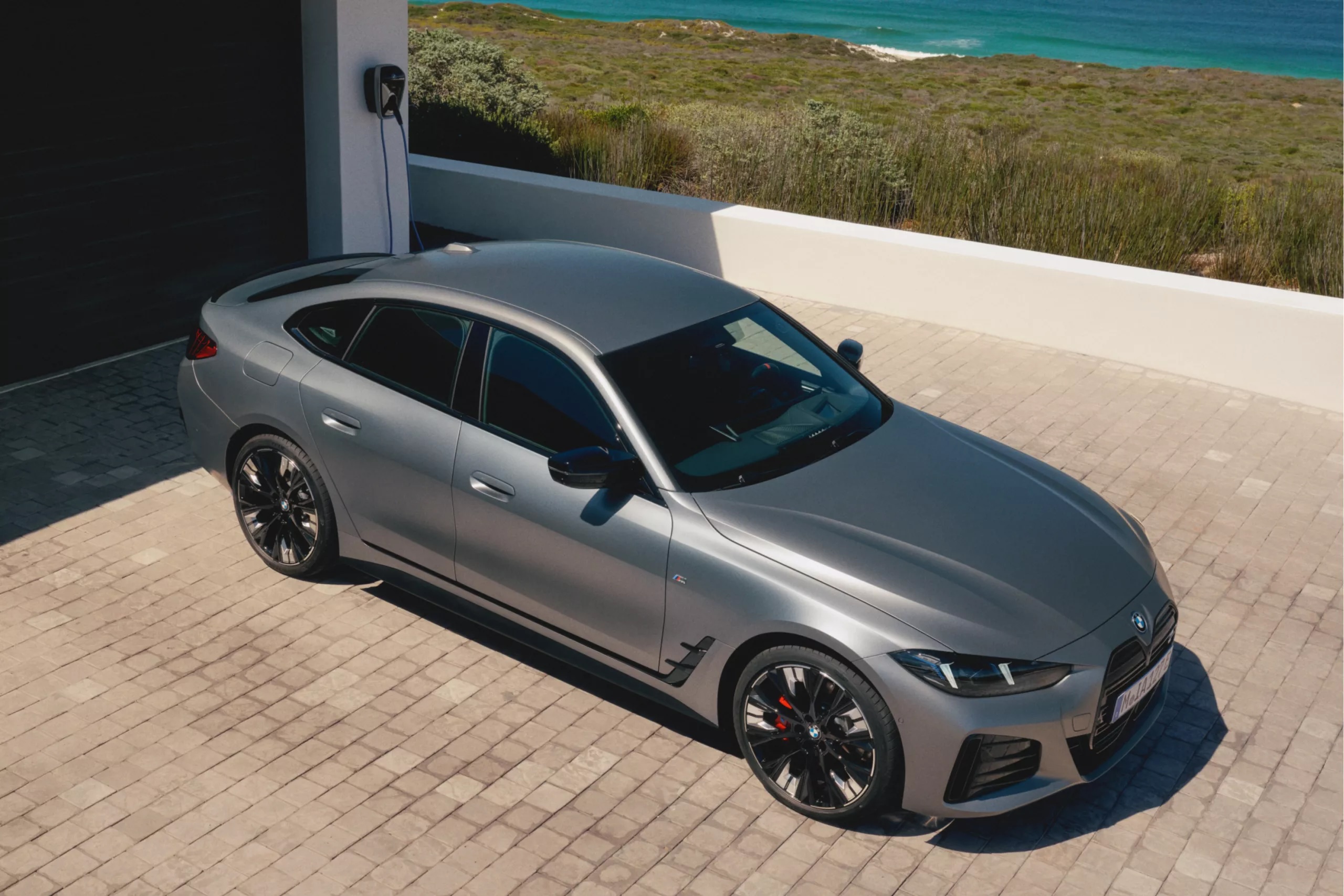 Заряджайте свій автомобіль вдома легко та зручно.