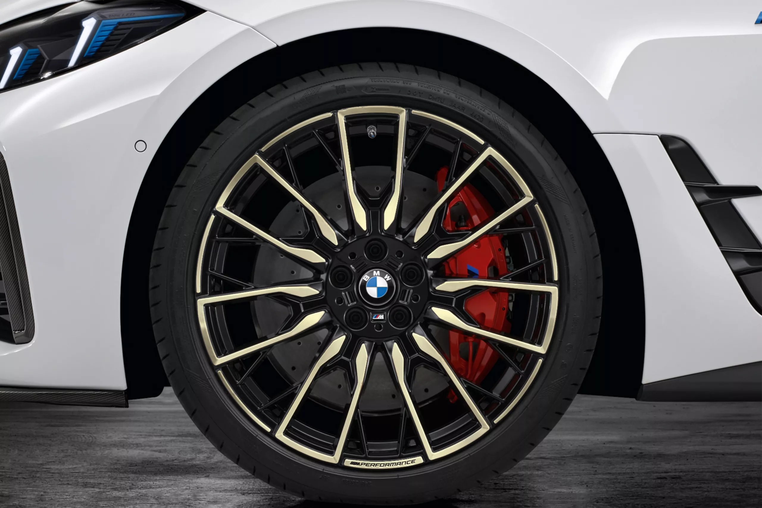 20-дюймові легкосплавні диски.