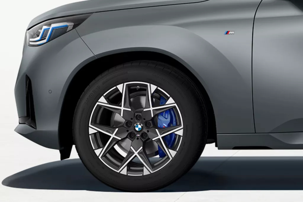 Чорні, з глянцевим покриттям, типовий стиль «M».