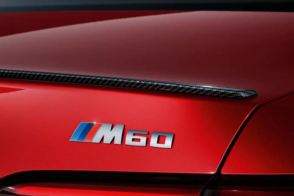 Задній спойлер M з легкого карбону.