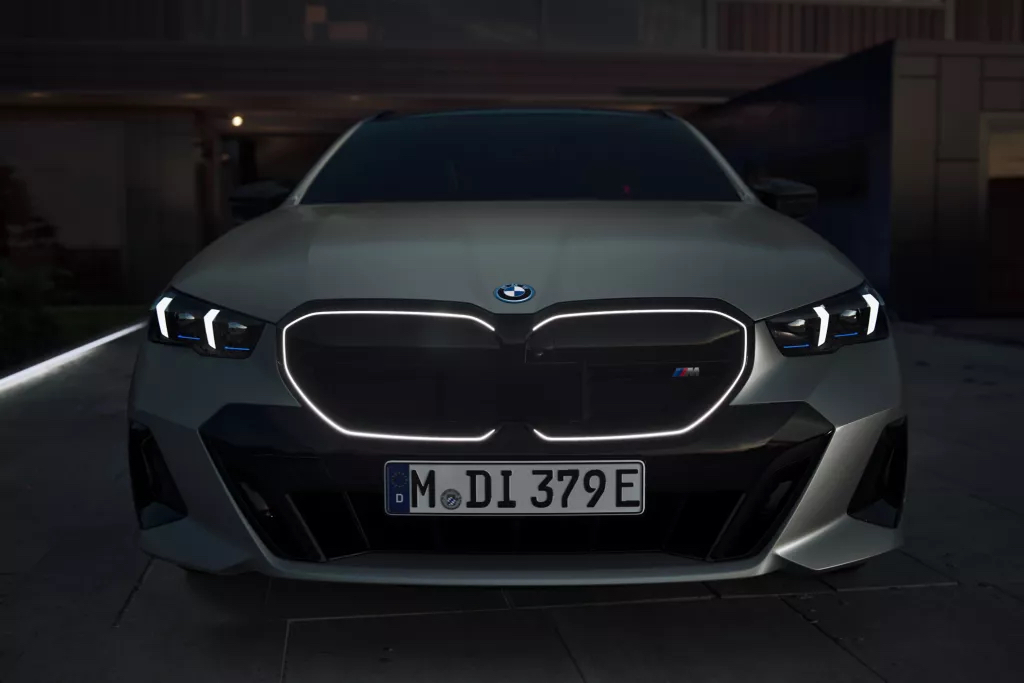 Привертає погляд навіть уночі.