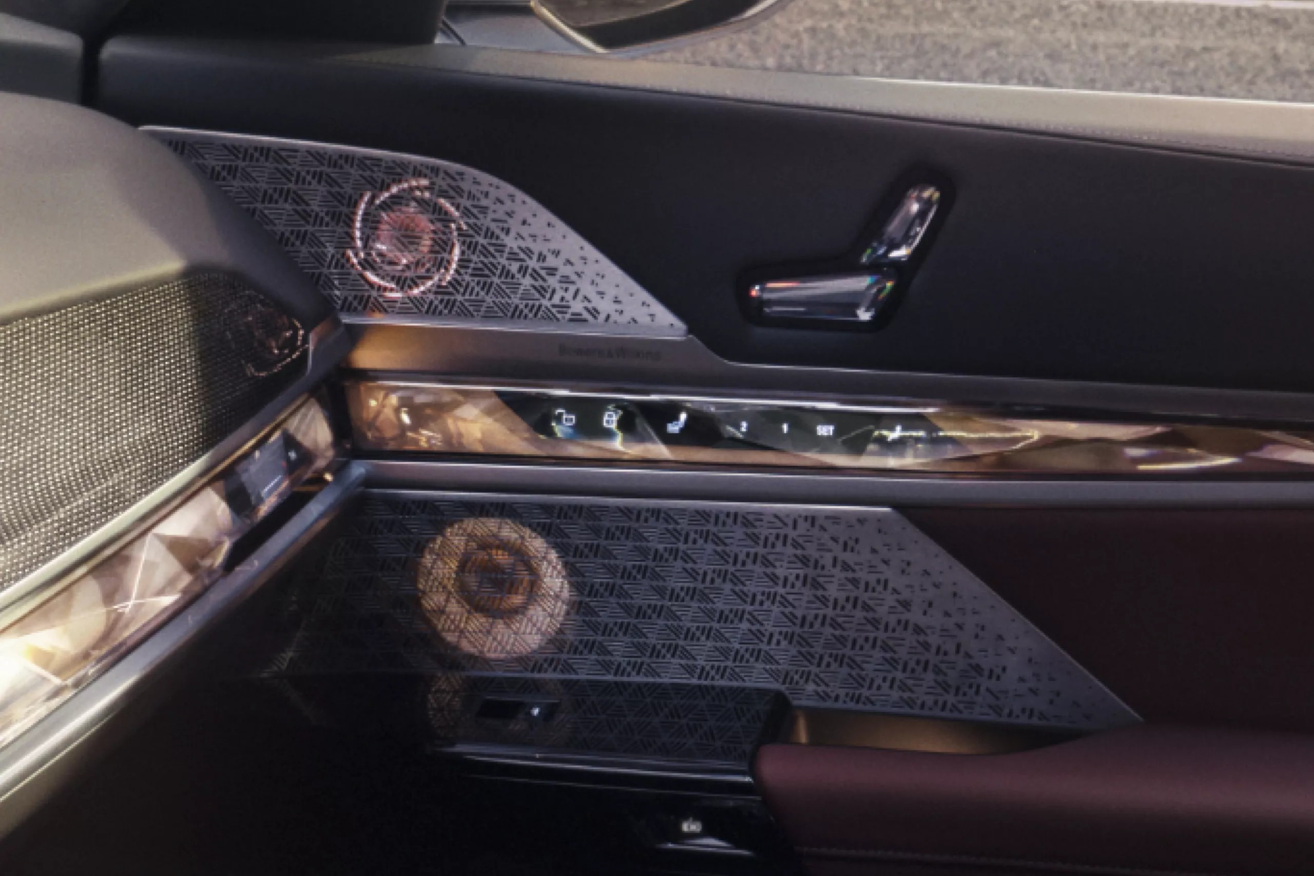 Аудіосистема об’ємного звучання Bowers & Wilkins Diamond Surround Sound.