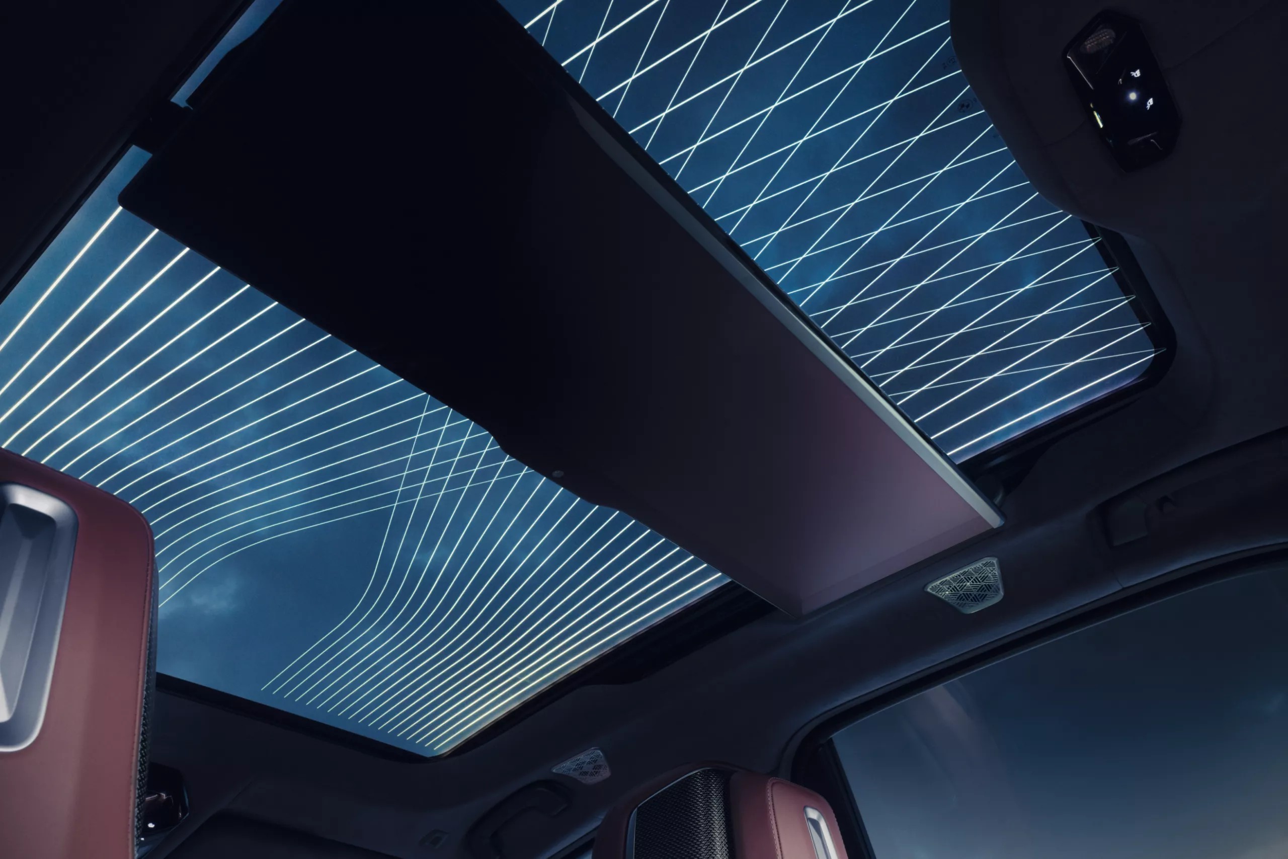 Панорамний скляний дах Sky Lounge.