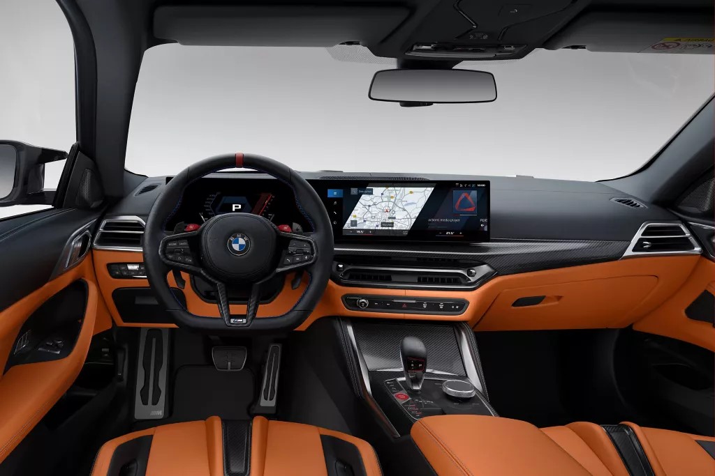 Вигнутий дисплей BMW: усе в полі зору.