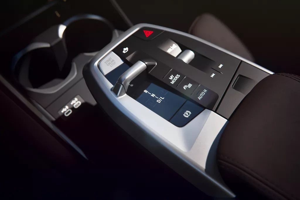 Ергономічна форма центральної консолі.