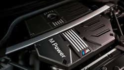 Високопродуктивний рядний 6-циліндровий бензиновий двигун BMW M TwinPower Turbo.