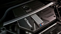 Высокопроизводительный рядный 6-цилиндровый бензиновый двигатель BMW M TwinPower Turbo.