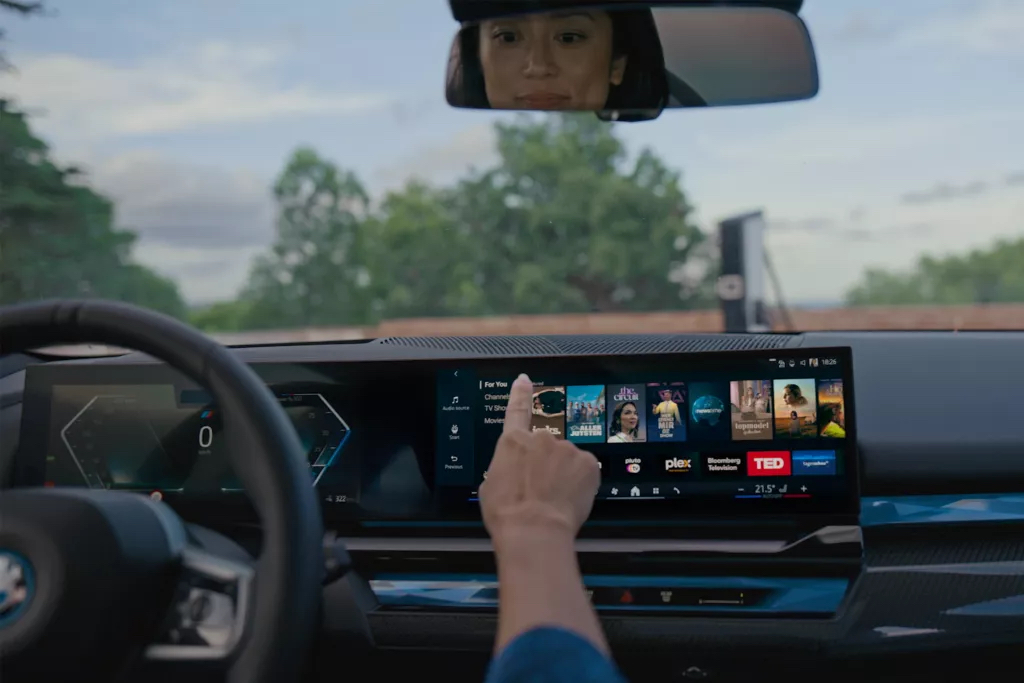 НАСОЛОДЖУЙТЕСЬ ІНТЕГРОВАНИМ ПОТОКОВИМ ВІДЕО В ДОРОЗІ.